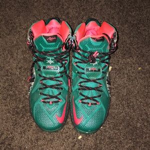 Lebron 12 Xmas